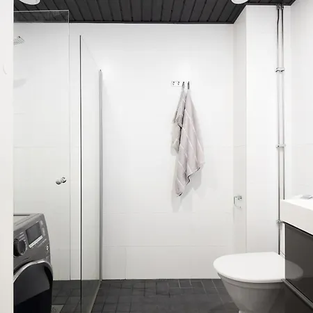 Great Location & Transport Connections With Amenities 1-8 People Free Continental Breakfast Wifi Coffee &tea Apartment *