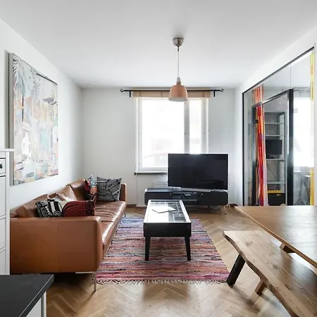 Great Location & Transport Connections With Amenities 1-8 People Free Continental Breakfast Wifi Coffee &tea
