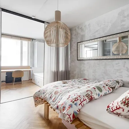 Great Location & Transport Connections With Amenities 1-8 People Free Continental Breakfast Wifi Coffee &tea Apartment