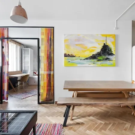Great Location & Transport Connections With Amenities 1-8 People Free Continental Breakfast Wifi Coffee &tea