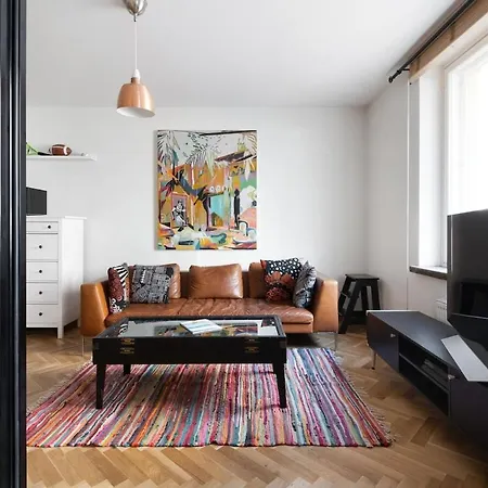 Apartment Great Location & Transport Connections With Amenities 1-8 People Free Continental Breakfast Wifi Coffee &tea