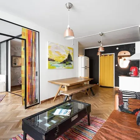 Great Location & Transport Connections With Amenities 1-8 People Free Continental Breakfast Wifi Coffee &tea *