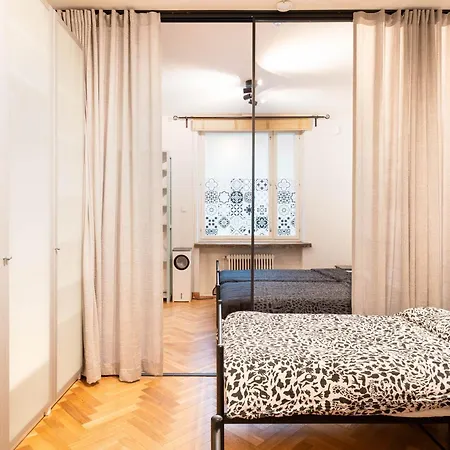 Great Location & Transport Connections With Amenities 1-8 People Free Continental Breakfast Wifi Coffee &tea Apartament