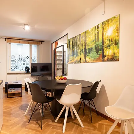 Great Location & Transport Connections With Amenities 1-8 People Free Continental Breakfast Wifi Coffee &tea *
