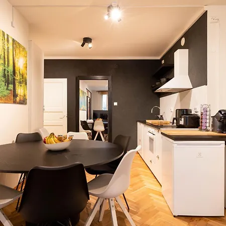 Great Location & Transport Connections With Amenities 1-8 People Free Continental Breakfast Wifi Coffee &tea