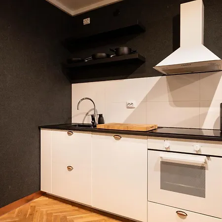 Great Location & Transport Connections With Amenities 1-8 People Free Continental Breakfast Wifi Coffee &tea *