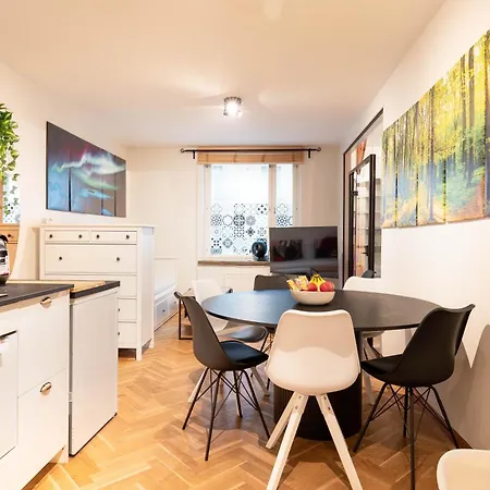 Great Location & Transport Connections With Amenities 1-8 People Free Continental Breakfast Wifi Coffee &tea Apartament *