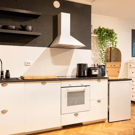 Great Location & Transport Connections With Amenities 1-8 People Free Continental Breakfast Wifi Coffee &tea