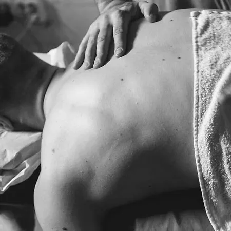 Great Location & Transport Connections With Amenities 1-8 People Free Continental Breakfast Wifi Coffee &tea *