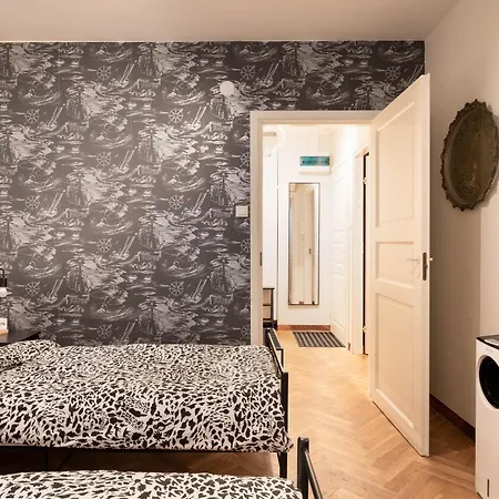 Great Location & Transport Connections With Amenities 1-8 People Free Continental Breakfast Wifi Coffee &tea *