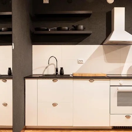 Great Location & Transport Connections With Amenities 1-8 People Free Continental Breakfast Wifi Coffee &tea *