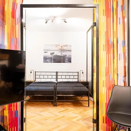 Great Location & Transport Connections With Amenities 1-8 People Free Continental Breakfast Wifi Coffee &tea Apartment *