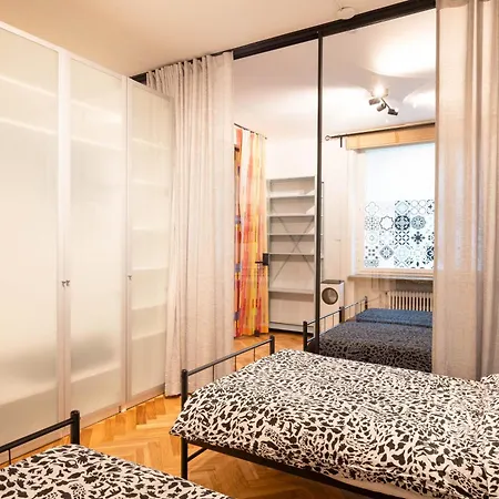 Great Location & Transport Connections With Amenities 1-8 People Free Continental Breakfast Wifi Coffee &tea *