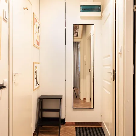 Great Location & Transport Connections With Amenities 1-8 People Free Continental Breakfast Wifi Coffee &tea *